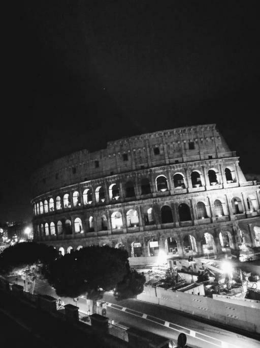 Jacuzzi In Front Of The Colosseum Appartement *